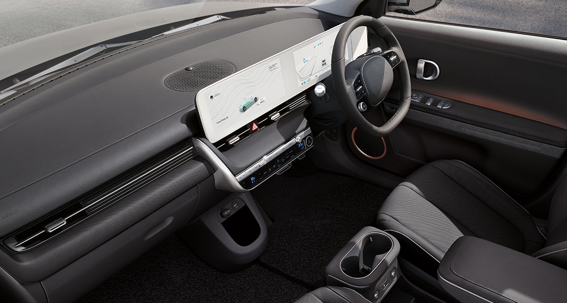 Layar di dashboard Hyundai Ioniq 5 memiliki desain yang bersih dan minimalis, dengan konfigurasi layar ganda 12,25 inch untuk instrumentasi dan sistem multimedia