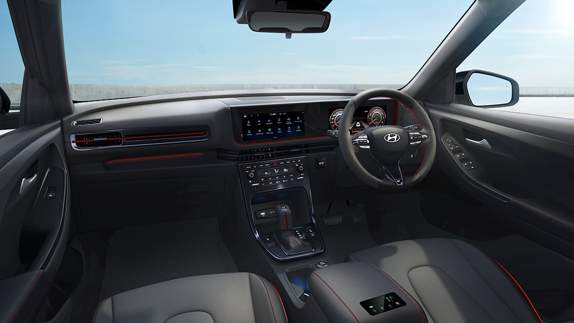 Fitur Hyundai BlueLink menyediakan konektivitas canggih antara mobil dan smartphone Anda, memungkinkan kontrol jarak jauh atas mesin, kunci, dan fitur keamanan, serta layanan bantuan darurat.