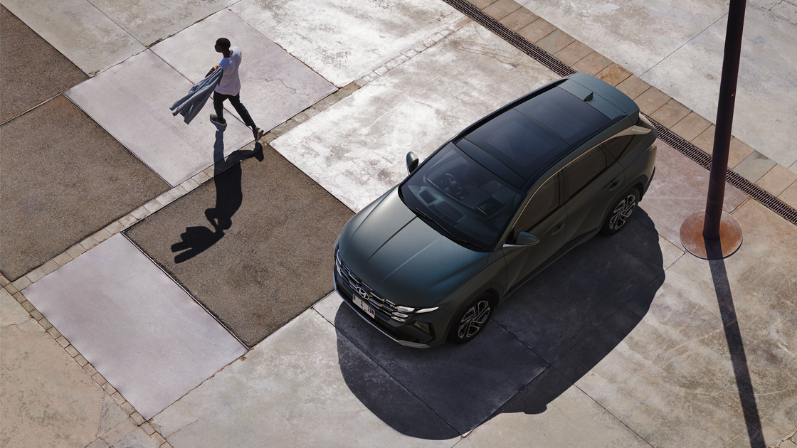 Hyundai The New Tucson memiliki desain modern dengan grille yang mencolok dan logo Hyundai di bagian depan