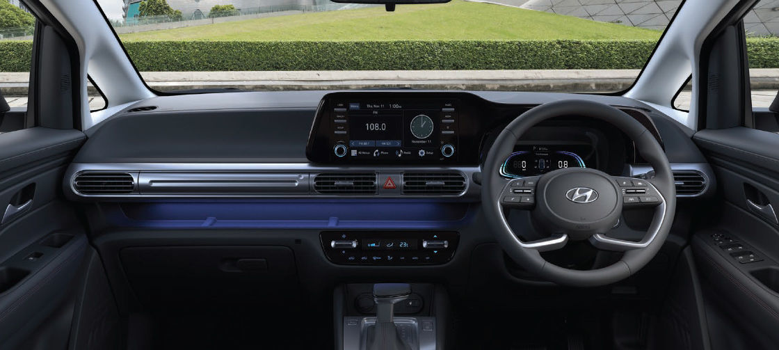 Interior Hyundai Stargazer X menampilkan desain dashboard yang modern dengan layar lebar dan kemudi yang dilengkapi dengan kontrol yang mudah dijangkau.