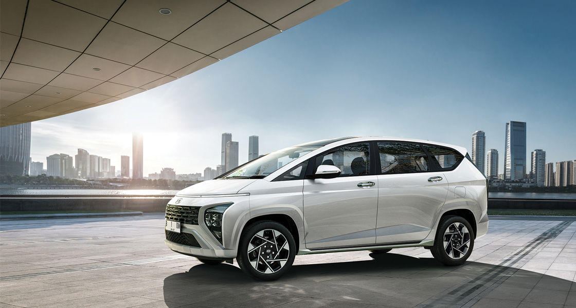 Velg dual tone Hyundai Stargazer menambahkan aksen visual yang mencolok pada desain eksterior, menciptakan tampilan yang modern dan menarik.