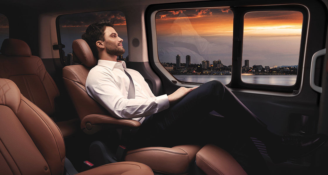 Hyundai Staria 9 Seaters yang kursinya dapat dikonfigurasi berhadapan memberikan kesan kabin yang luas