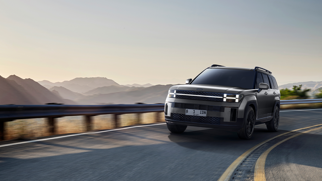 Bentuk bodi Santa Fe ini terkesan gagah dan kokoh, menunjukkan bahwa mobil ini menawarkan kemampuan off-road yang baik. 